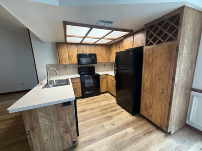 Building Photo - 2 Bedroom in Quiet Setting w/ Lawn Care &a...