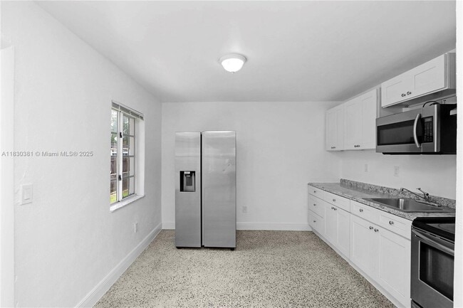 Building Photo - 3531 SW 91 Ave