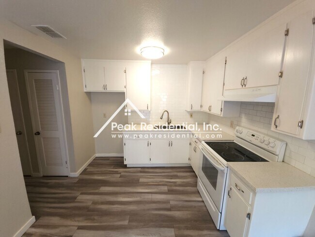 Foto del edificio - 2bd/1ba Duplex near Freeport Blvd & Meadow...