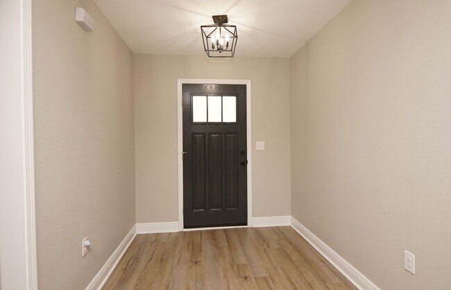 Building Photo - Newer Home in great South Crestview Location