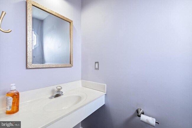 Foto del edificio - 16250 Taconic Cir