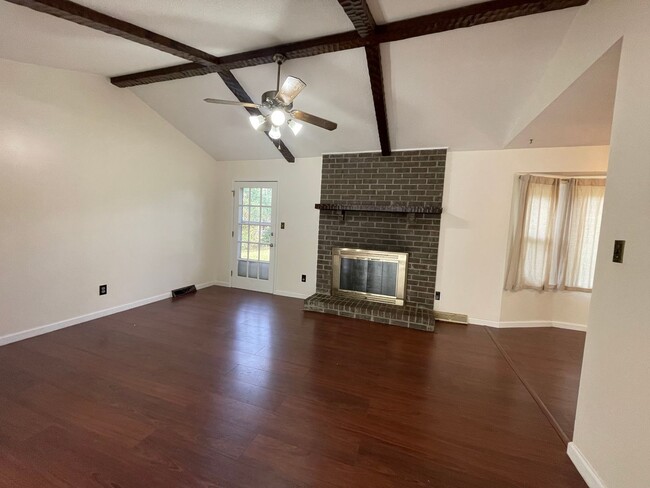 Building Photo - Charming 3 bd 2 bt Brick Ranch