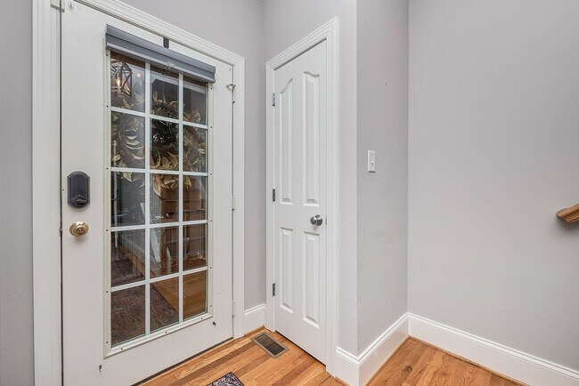 Building Photo - Beautiful, Updated 3 Bedroom Home in The M...