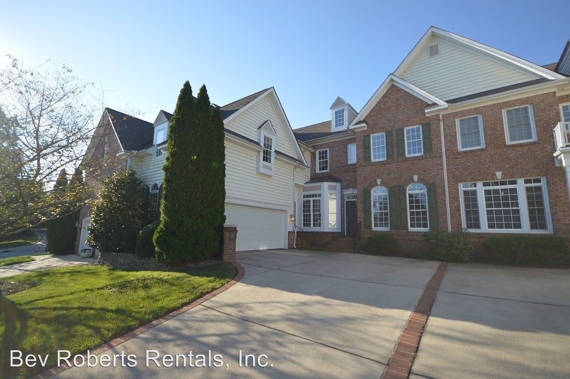 Foto principal - 2404 Carriage Oaks Dr