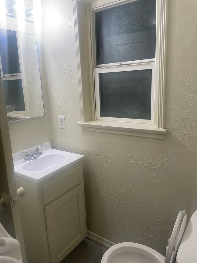 Ángulo del baño desde el dormitorio. - 7823 Sterling Ave