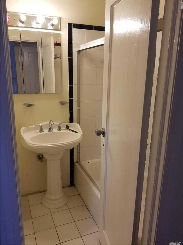 Foto del edificio - 232-02 Hillside Avenue