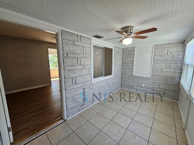 Foto del edificio - REDUCED $200!!  Cute 3/1 with updated kitc...