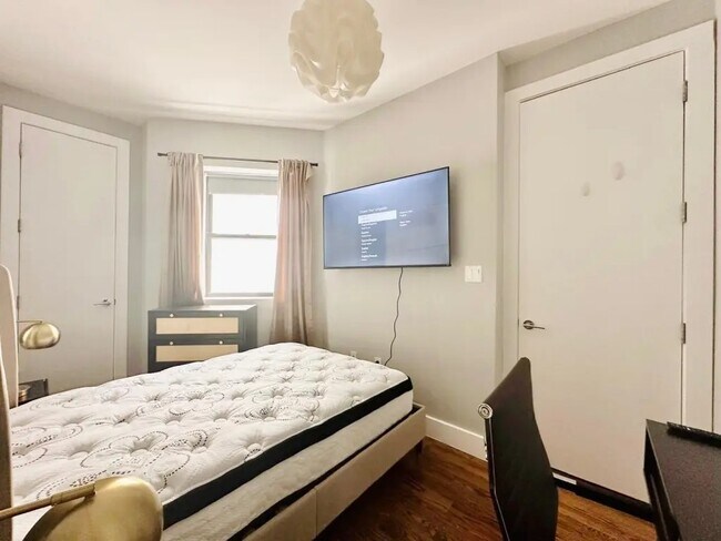 Foto del edificio - Furnished room/NOT APARTMENT
