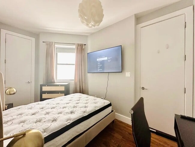 Building Photo - Furnished room/NOT APARTMENT