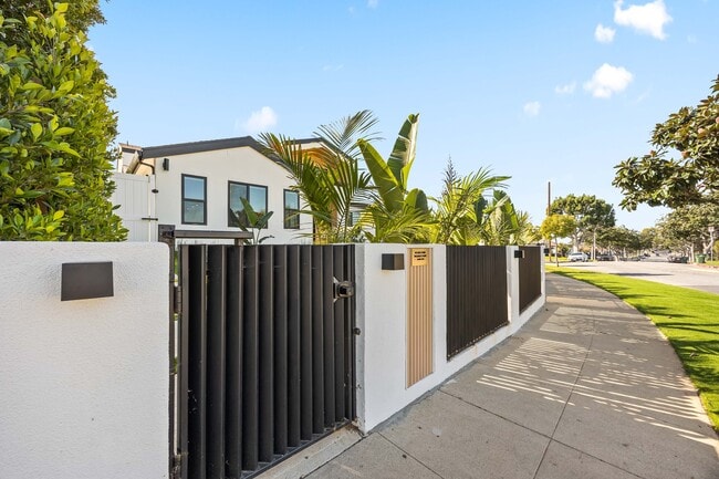 Building Photo - 212 W 64th St