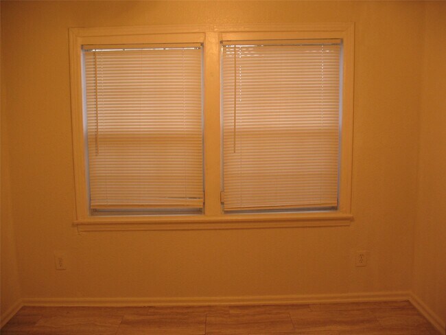 Building Photo - 2610 Scott St