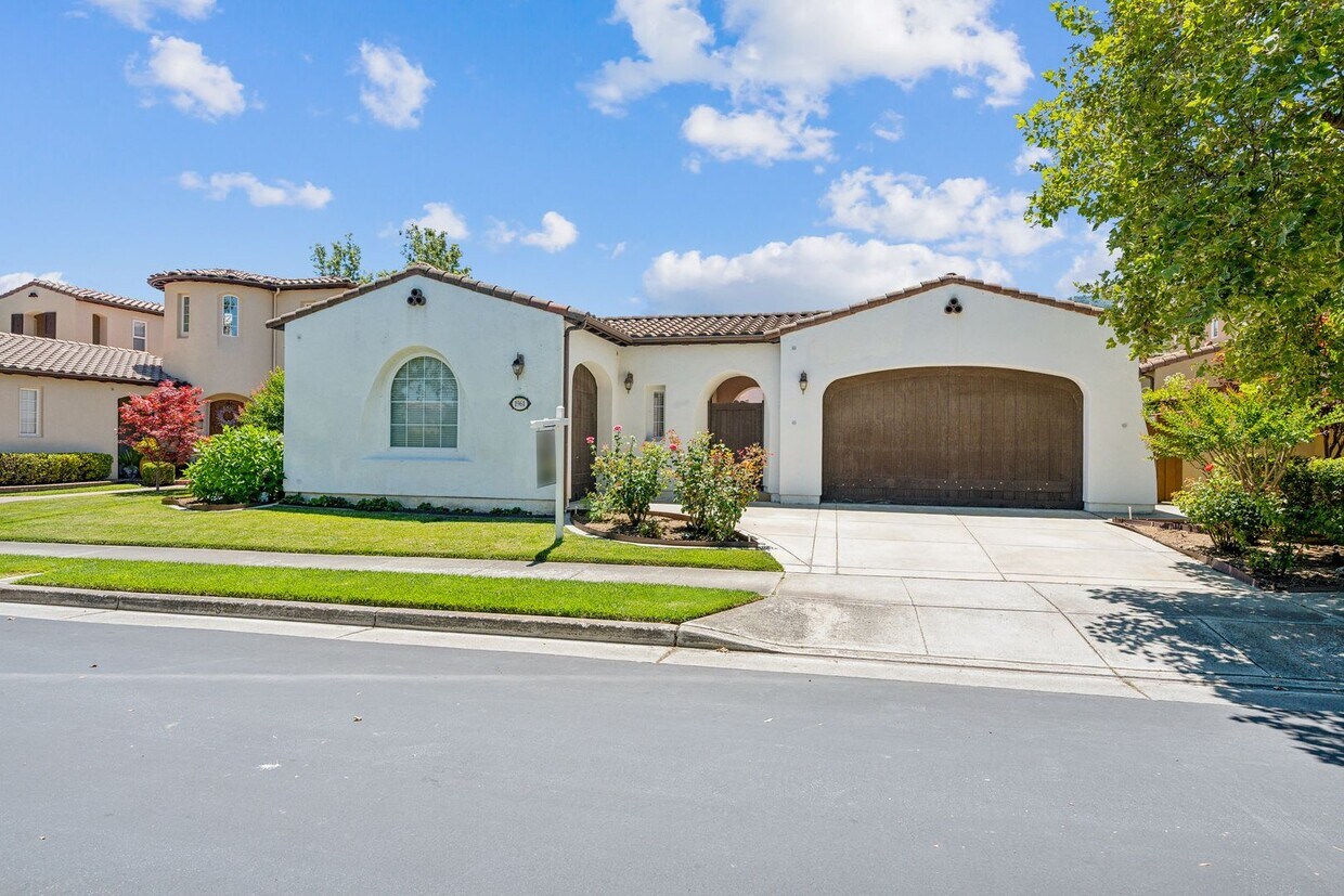 Primary Photo - Gorgeous Eagle Ridge home overlooking the ...