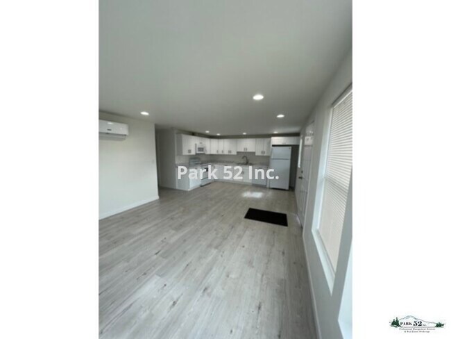 Building Photo - 6417 N Pine St