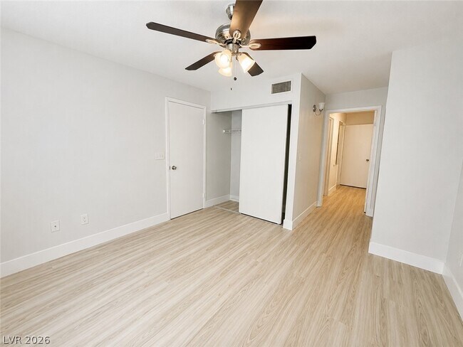 Foto del edificio - 8070 W Russell Rd