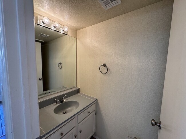 Foto del edificio - 2br Chandler condo in Daybreak