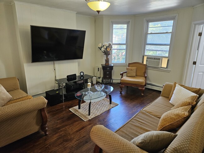 Living room - 4916 Park Ave