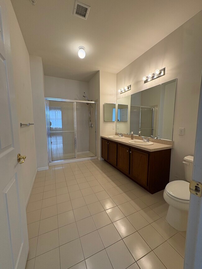 Baño principal - 326 Timberlake Dr