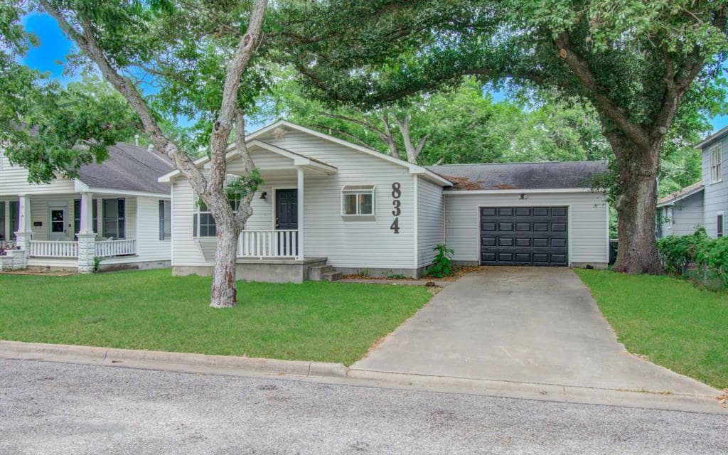 Primary Photo - 834 Live Oak St