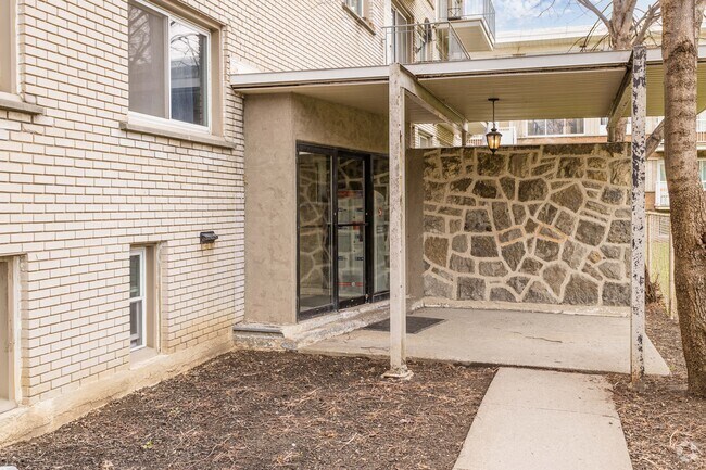 Building Photo - 5320 Rue Dudemaine