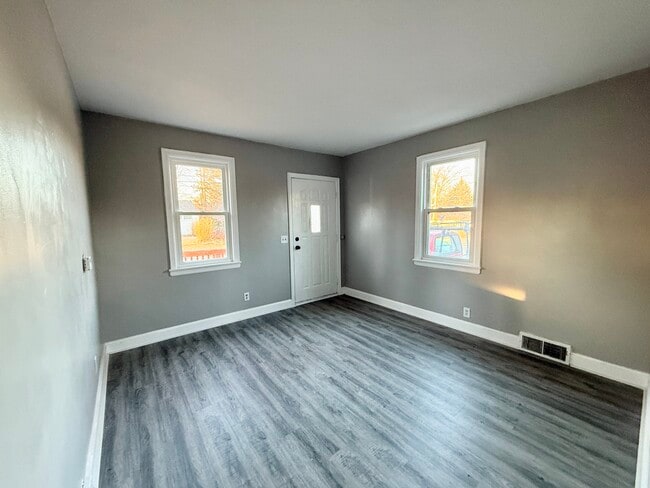 Building Photo - 400 32nd Ave