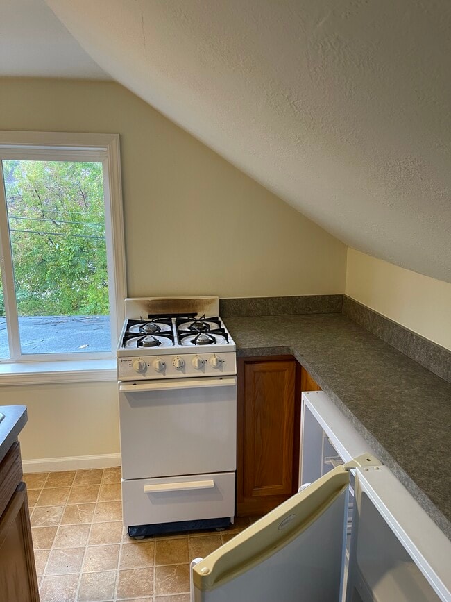 Building Photo - 127 College Pl - Utilities Included