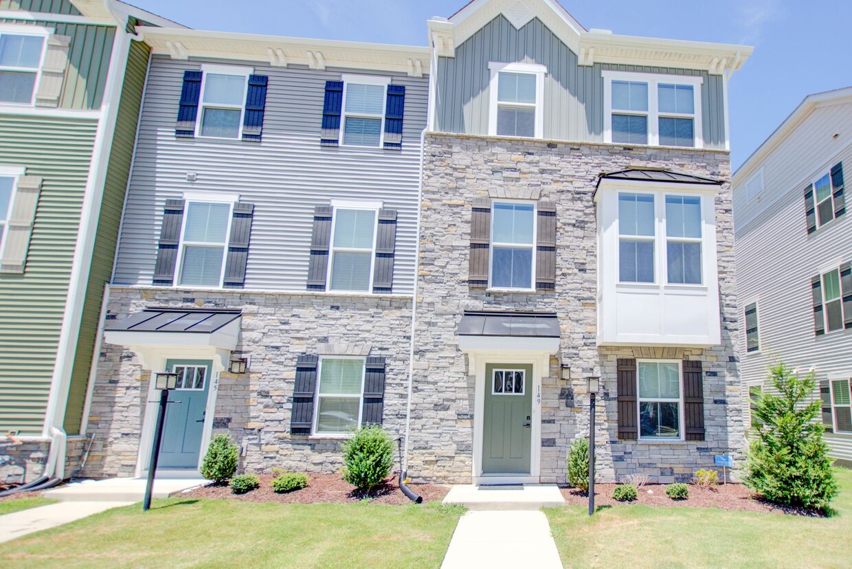 Primary Photo - 4 Bedroom, 3.5 Bath End Unit Townhome In S...
