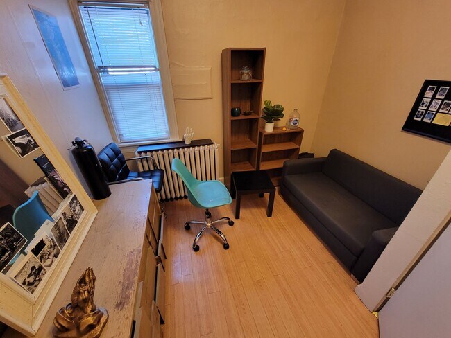 Foto del edificio - AVAILABLE JUNE - 3 Bed 1 Bath w/ Private Fenced Yard - $250 Off First Months Rent!