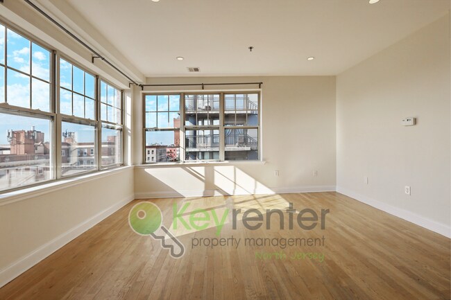Foto del edificio - Top-Floor 2BR/2BA Condo with NYC Views + P...