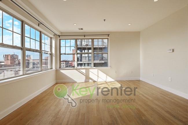 Building Photo - Top-Floor 2BR/2BA Condo with NYC Views + P...