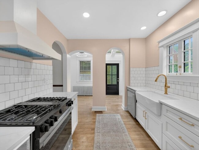 Building Photo - 4024 20th St NE
