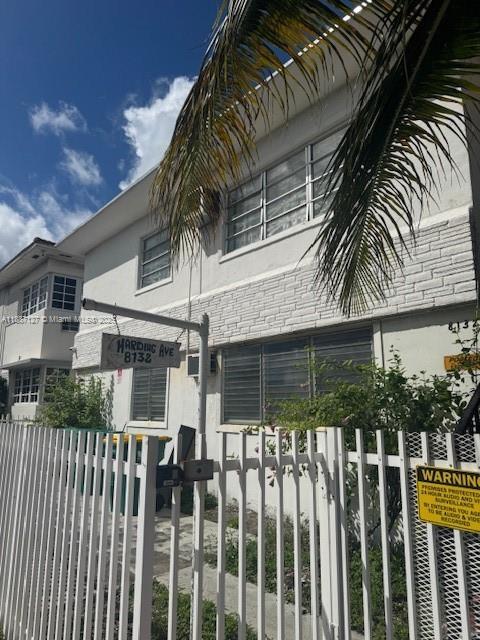 Foto del edificio - 8132 Harding Ave