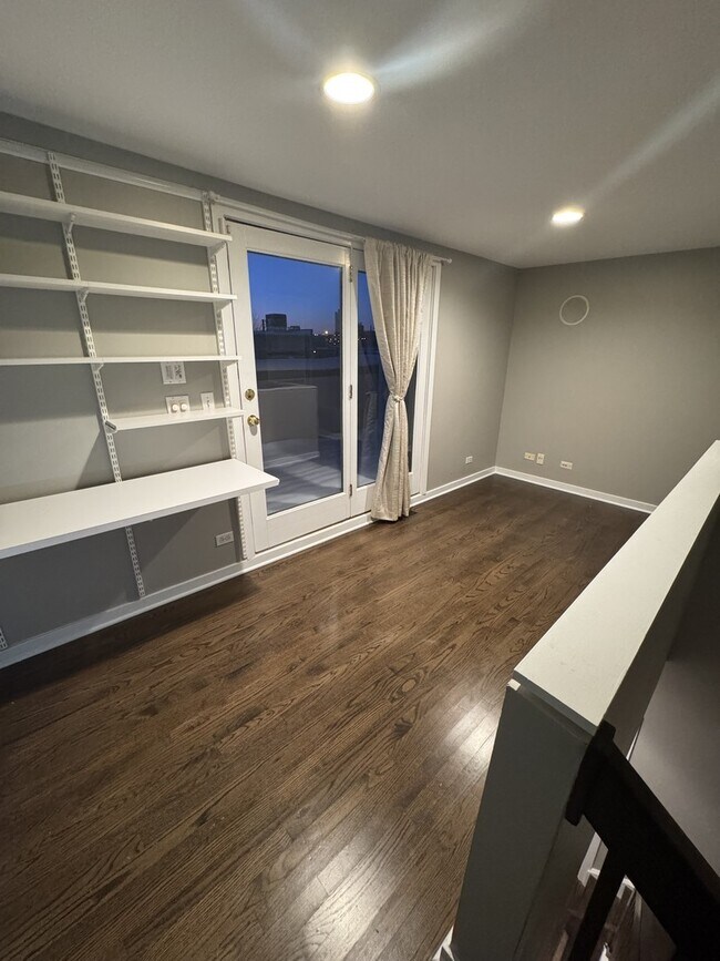 Building Photo - 860 N Elston Ave