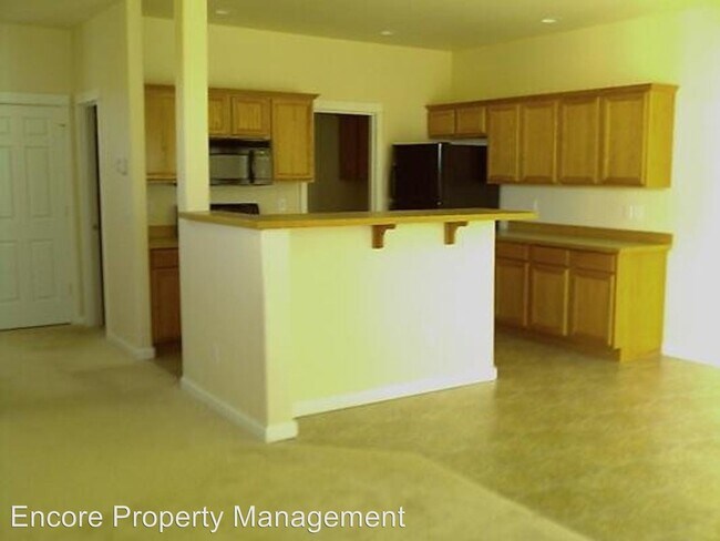 Building Photo - 4150-4152 SW Reindeer Ave