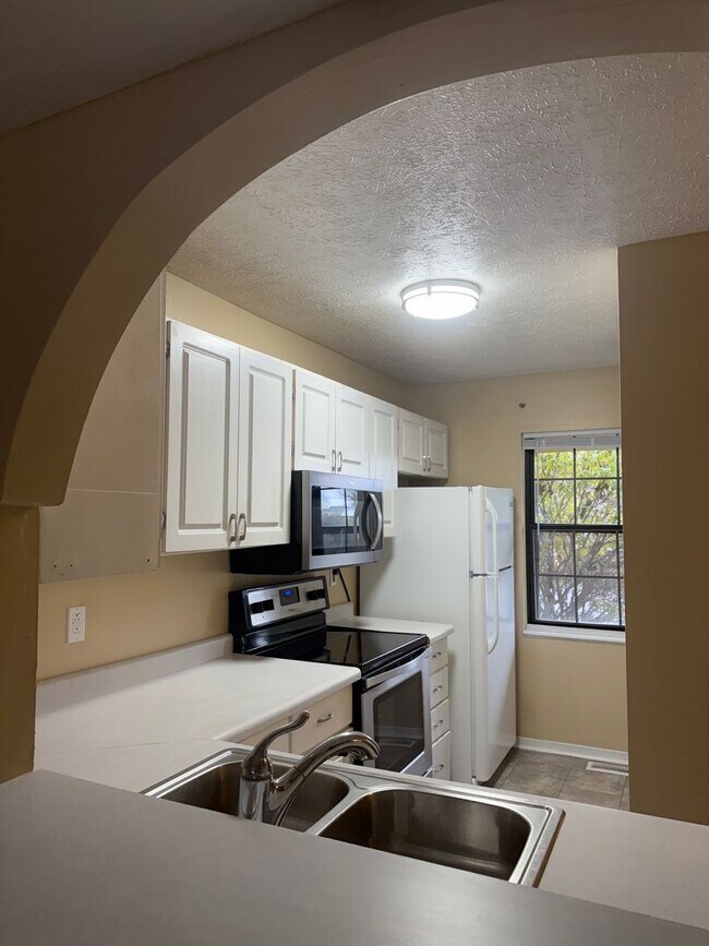 Foto del edificio - 3 Bedroom/2.5 bath Townhome Located on Bloomington's Southside - Available April 2026!