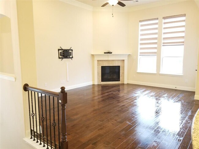 Building Photo - 555 Waterloo Dr