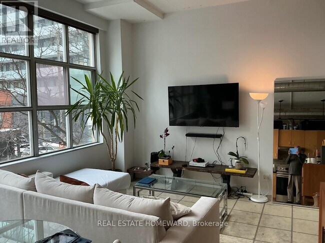 Photo du bâtiment - 188 Eglinton Ave E