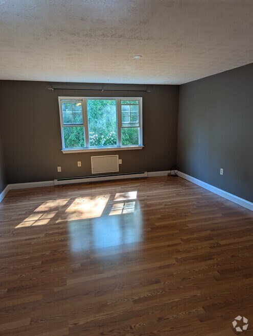 Building Photo - 65 Horse Pond Rd