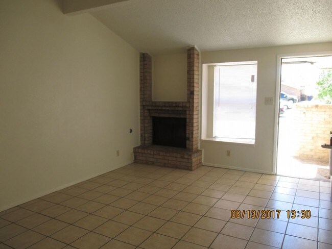 Building Photo - WESTSIDE: 2 BR 1 BTH