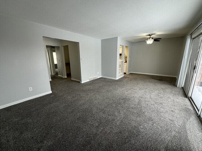 2BR, 1.5BA - 1055SF - Living Room - Fountainview East Apartments