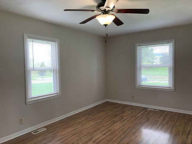 Building Photo - 2 Bedroom, 1 Bath House