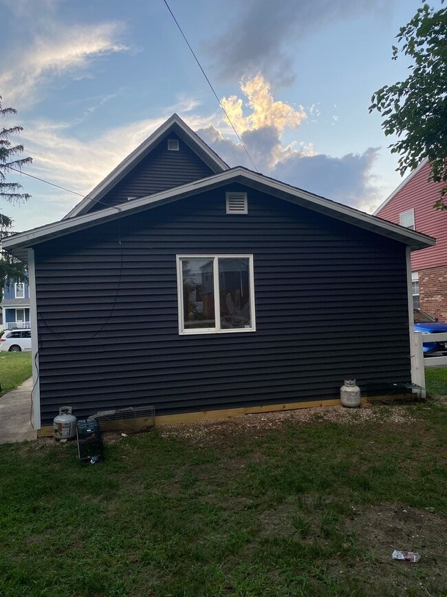 Building Photo - Beautiful new exterior on classic Harters Heights 4 bedroom (3 full baths) blocks from ND.