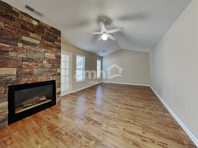 Foto del edificio - 160 Charlotte Ct