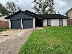 Building Photo - 2119 Hilton Head Dr