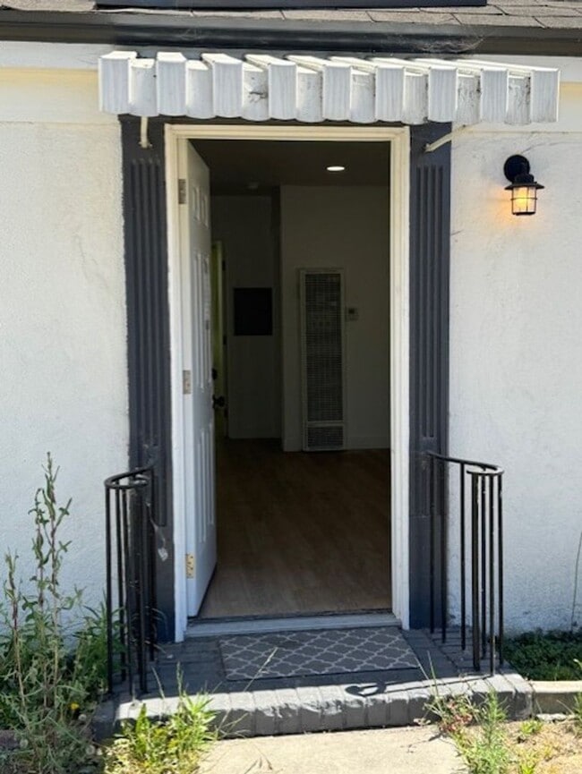 Foto del edificio - 618-620 W 6th St