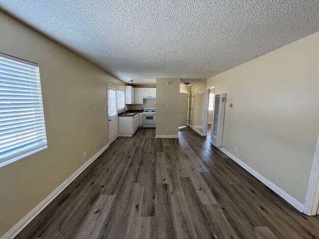 Foto del edificio - 7819 Walpole Ave