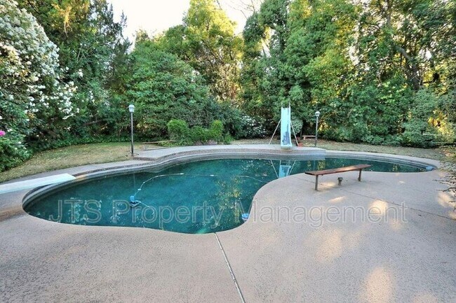 Building Photo - 1060 Sand Bar Cir