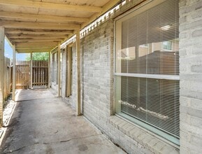 Building Photo - 10906 Canarywood Dr