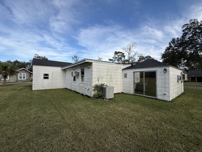 Foto del edificio - 6899 Jefferson Blvd