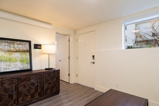 Foto del edificio - Ballard Gem! Updated Apartment w/ Parking, Bright Interiors & Steps to Dining + Parks