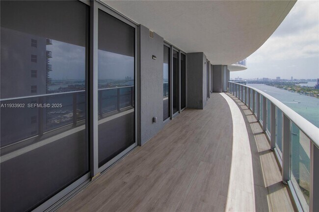 Foto del edificio - 488 NE 18th St